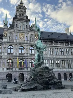 El Ayuntamiento de Amberes y la fuente de Brabo