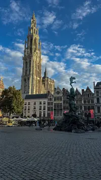 La torre de la Catedral de Nuestra Señora de Amberes y la fuente de Brabo