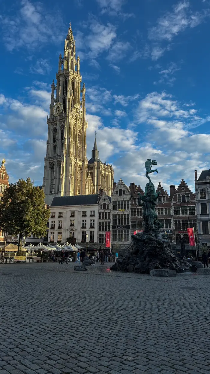 La torre de la Catedral de Nuestra Señora de Amberes y la fuente de Brabo