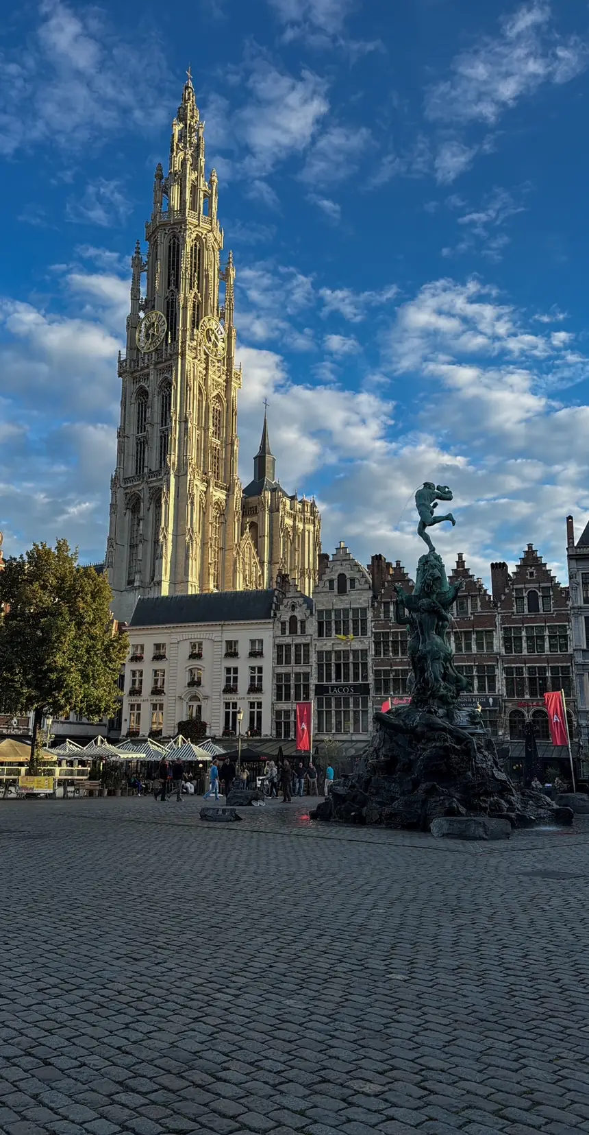 La torre de la Catedral de Nuestra Señora de Amberes y la fuente de Brabo