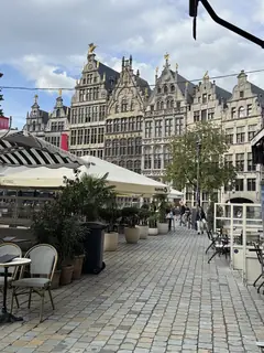 Casas gremiales y terrazas en la Grote Markt de Amberes