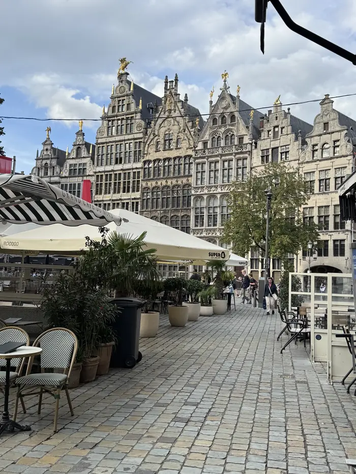 Casas gremiales y terrazas en la Grote Markt de Amberes