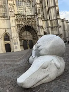 La escultura de Nello y Patrasche junto a la catedral de Amberes
