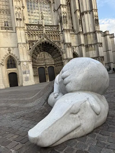 La escultura de Nello y Patrasche junto a la catedral de Amberes