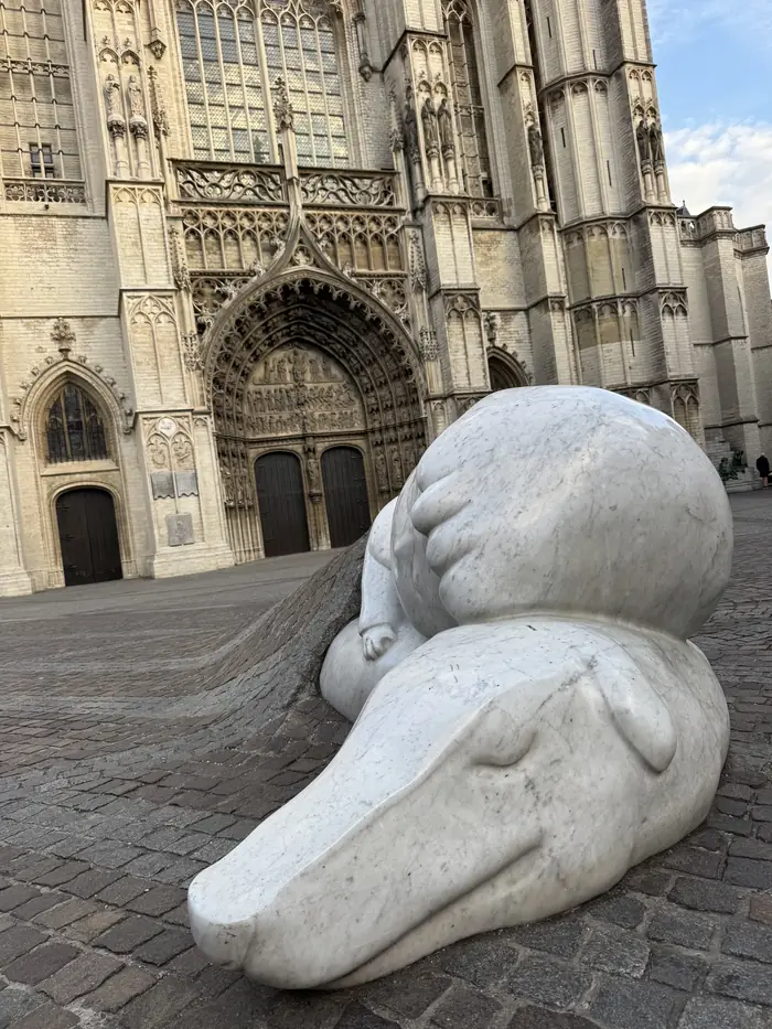 La escultura de Nello y Patrasche junto a la catedral de Amberes