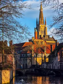 La torre de la Iglesia de Nuestra Señora de Brujas con luz dorada