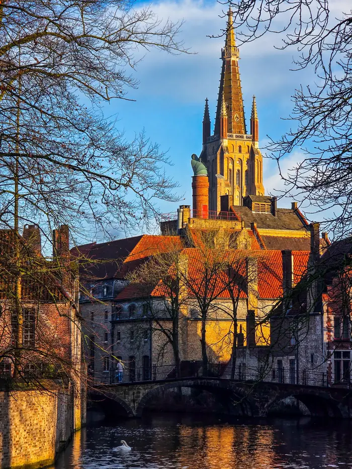 La torre de la Iglesia de Nuestra Señora de Brujas con luz dorada