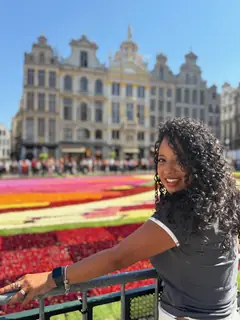 Mishell frente a la alfombra de flores de la Grand-Place de Bruselas