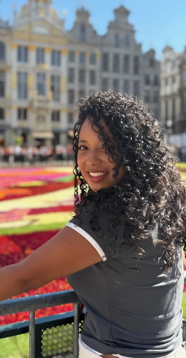 Mishell frente a la alfombra de flores de la Grand-Place de Bruselas