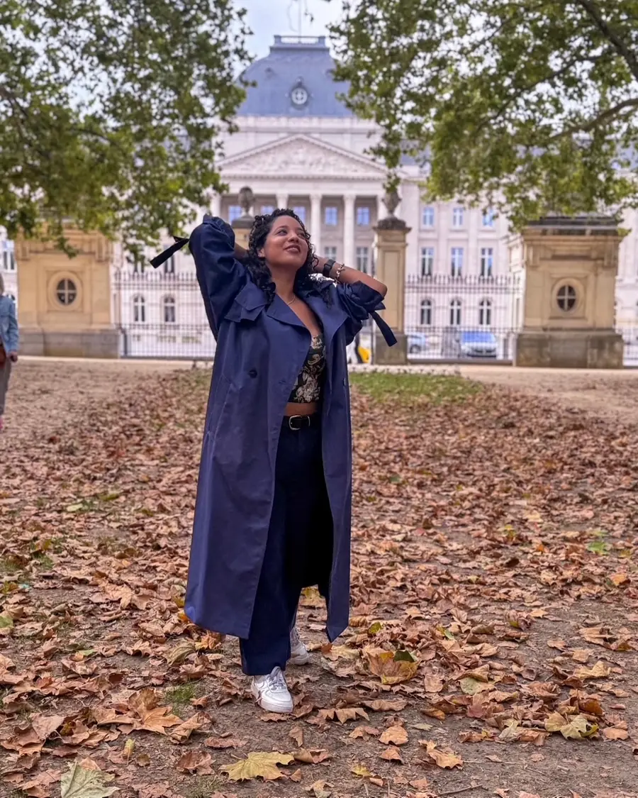 Mishell en el Parque de Bruselas, frente al Palacio Real