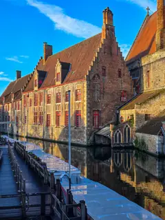 Casas de ladrillo con frontones escalonados junto a un canal de Brujas