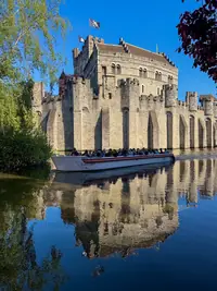 El Castillo de los Condes de Flandes, en Gante, reflejado en el agua
