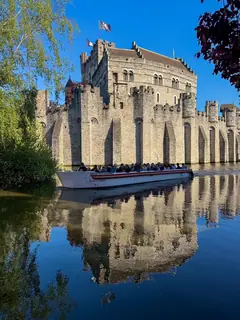 El Castillo de los Condes de Flandes, en Gante, reflejado en el agua