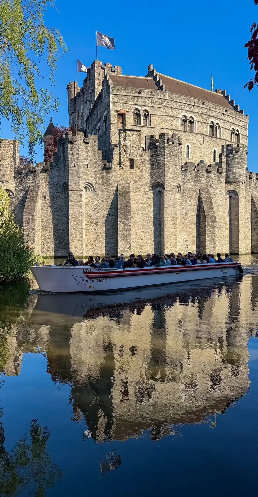 El Castillo de los Condes de Flandes, en Gante, reflejado en el agua