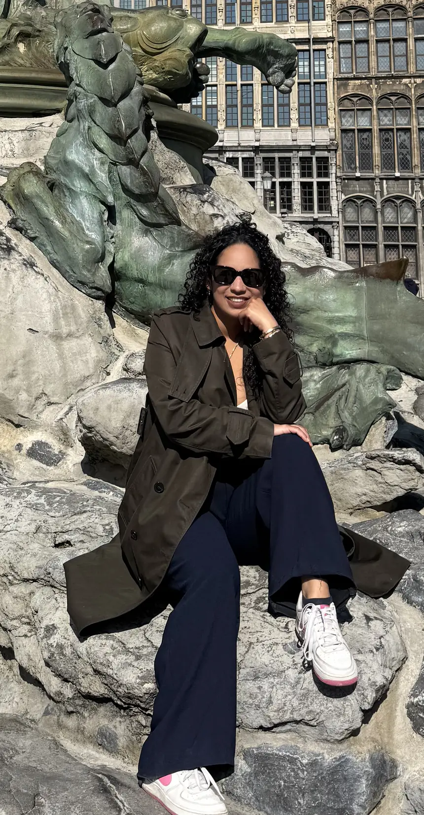 Mishell en la fuente de Brabo, en la Grote Markt de Amberes