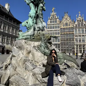 Mishell en la fuente de Brabo, en la Grote Markt de Amberes