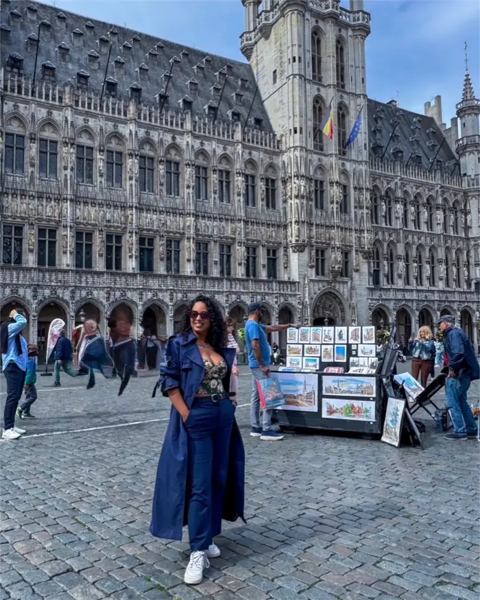 Mishell en la Grand-Place de Bruselas