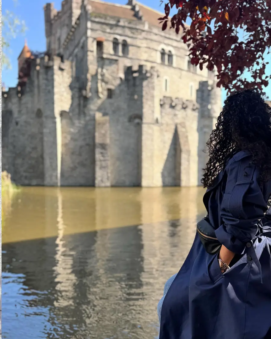 Mishell frente al Castillo de los Condes de Flandes, en Gante