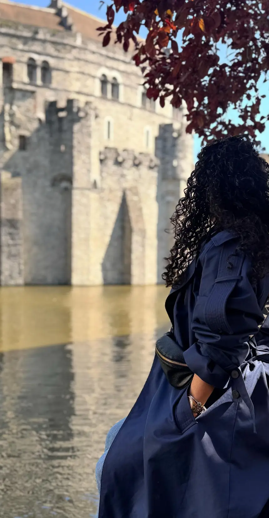 Mishell frente al Castillo de los Condes de Flandes, en Gante