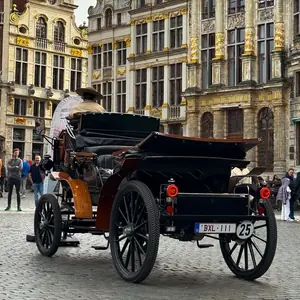 Un coche antiguo en la Grand-Place de Bruselas