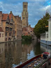El canal del Rozenhoedkaai y el campanario de Brujas
