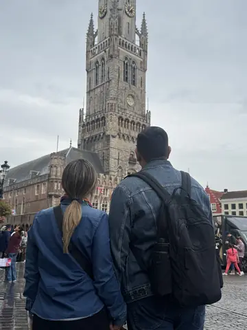 Viajeros de Mishell frente al campanario de Brujas