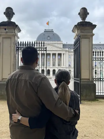 Viajeros de Mishell frente al Palacio Real de Bruselas