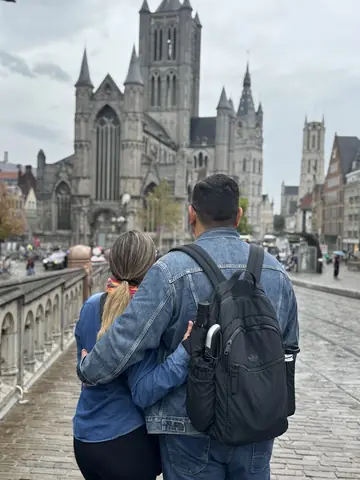 Viajeros de Mishell en Gante, frente a la Iglesia de San Nicolás