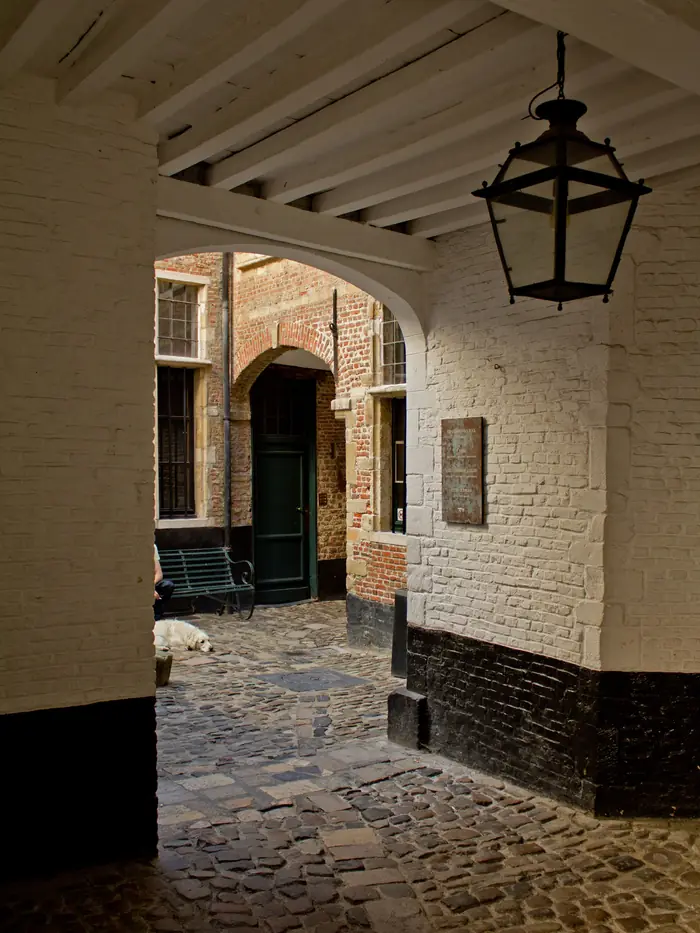 El callejón Vlaeykensgang, en Amberes