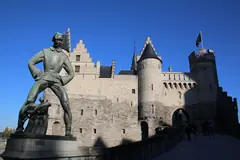 Het Steen y la estatua de Lange Wapper, junto al río Escalda en Amberes