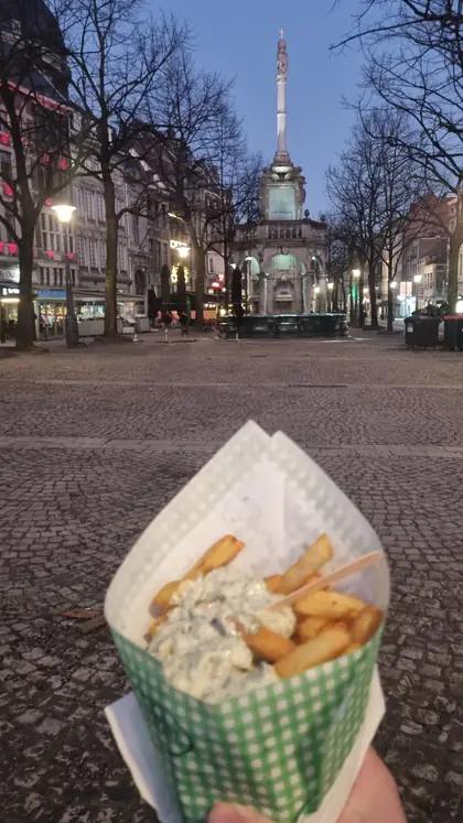 Un cucurucho de patatas fritas belgas