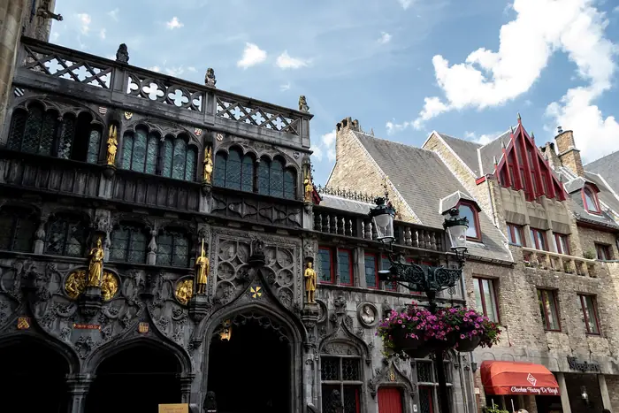 La Basílica de la Santa Sangre en la Plaza Burg de Brujas