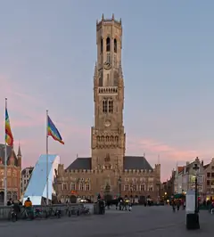 El campanario en la Gran Plaza de Brujas
