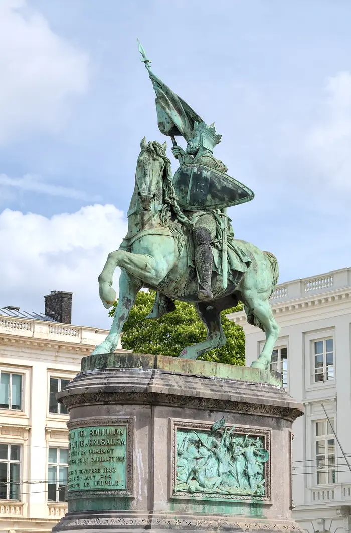 La estatua de Godofredo de Bouillón en la Plaza Real de Bruselas